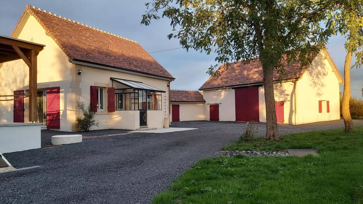 Saligny-sur-Roudon Cottage | Charming Countryside Home with Modern Comforts & Lovely Terrace