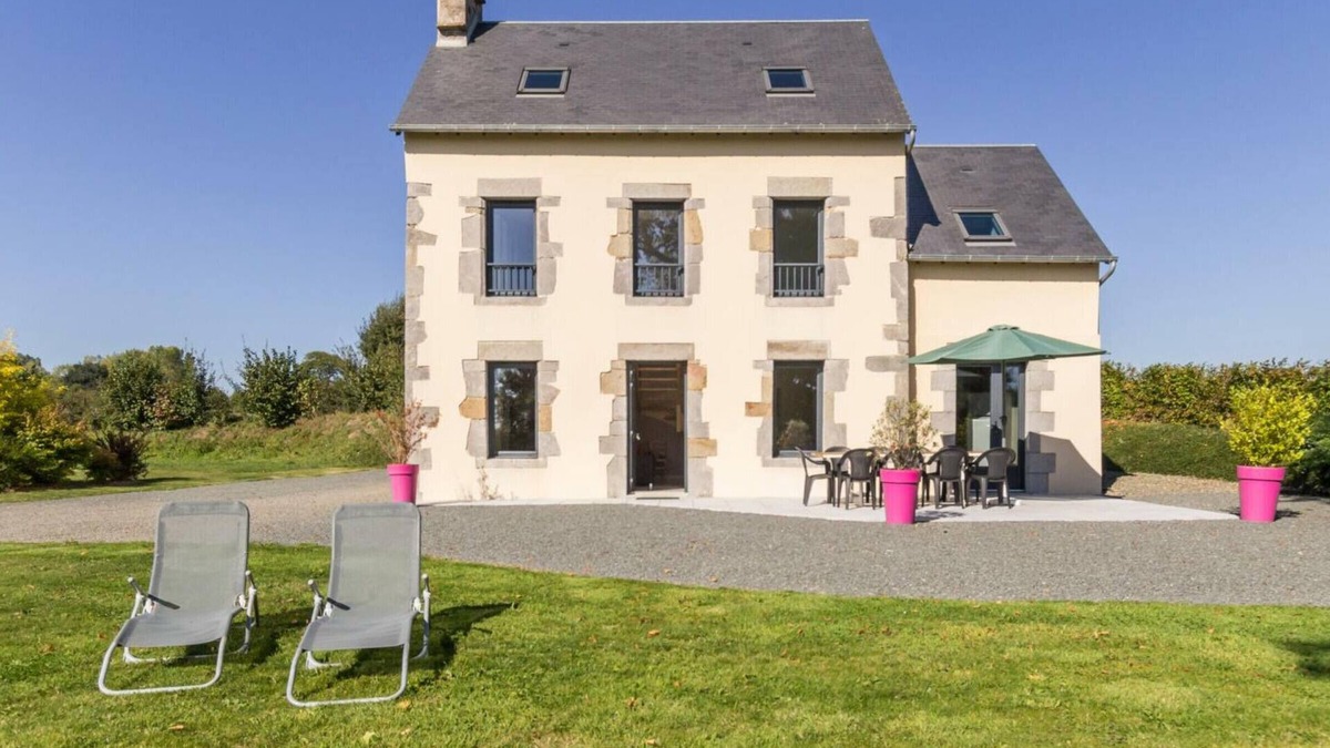 Muneville-sur-Mer Cottage | Charming Country House with Pond, 4 Bedrooms, Near Sandy Beaches, Family-Friendly