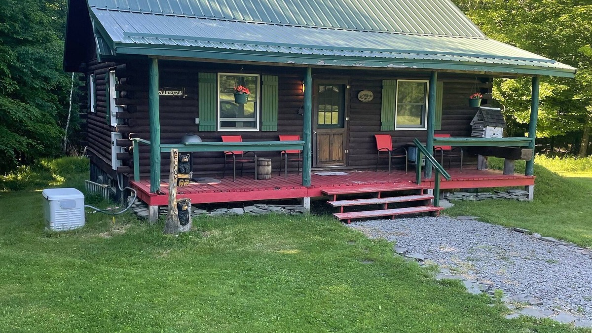 Lake Como Cottage | Charming Country Cottage Located On Cute Farm, Minutes From The Delaware River