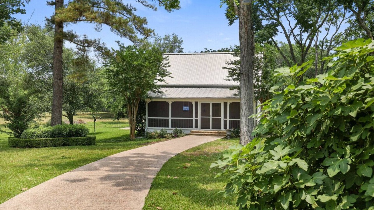 Sealy House | Charming Country Farmhouse Getaway!