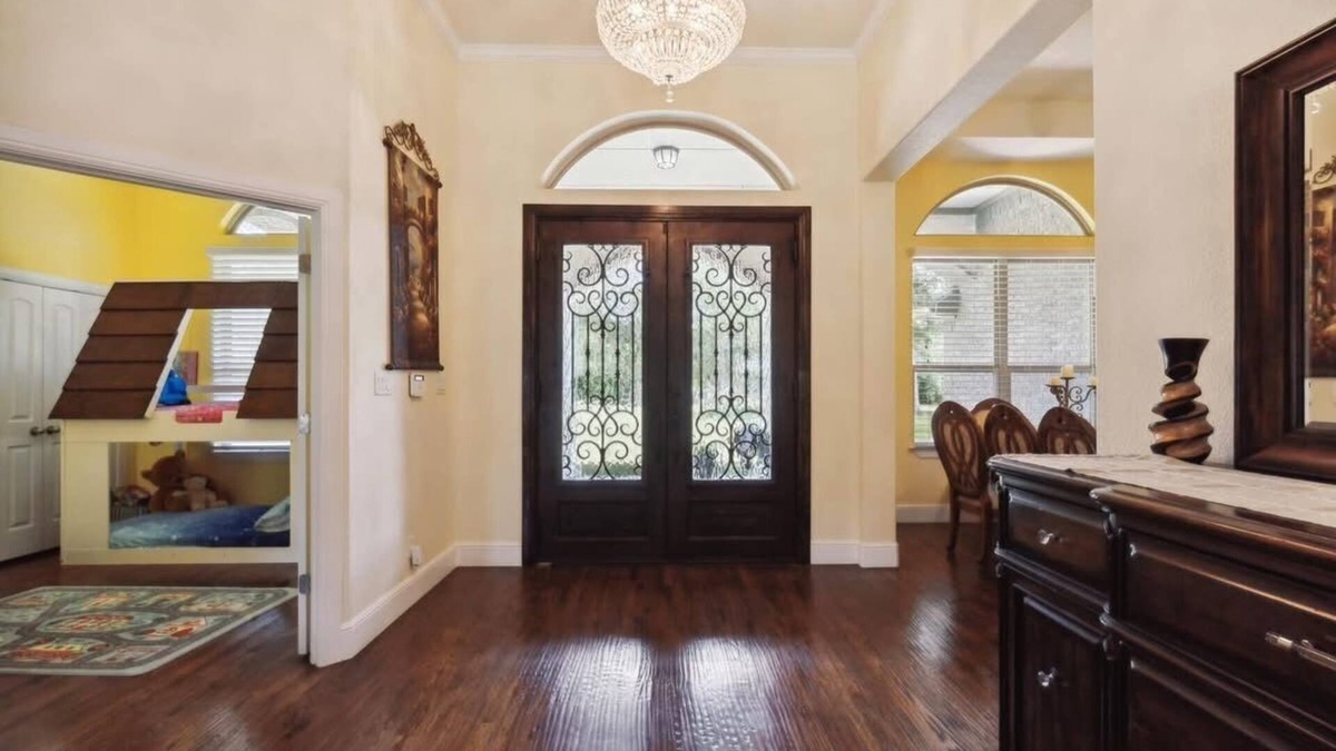 Johnson County House | Charming country mansion for a nice peaceful getaway