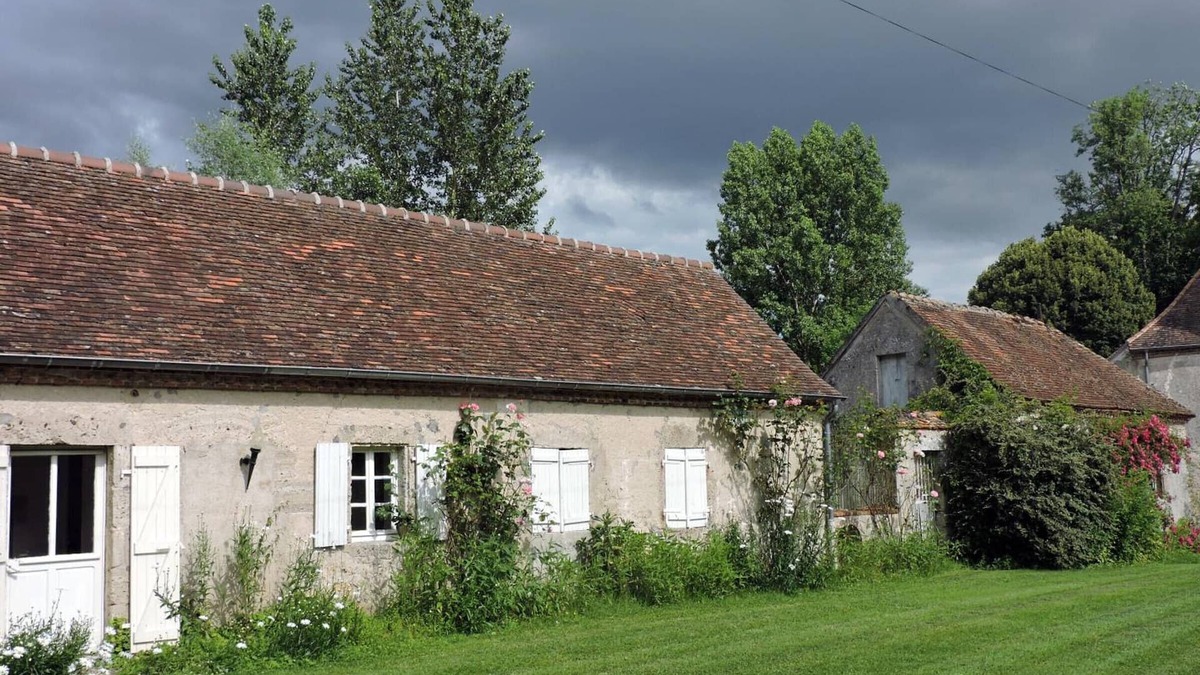 Trateau Cottage | Charming Countryside Cottage with Private Garden, Near Château and Fishing Ponds, Pet Friendly