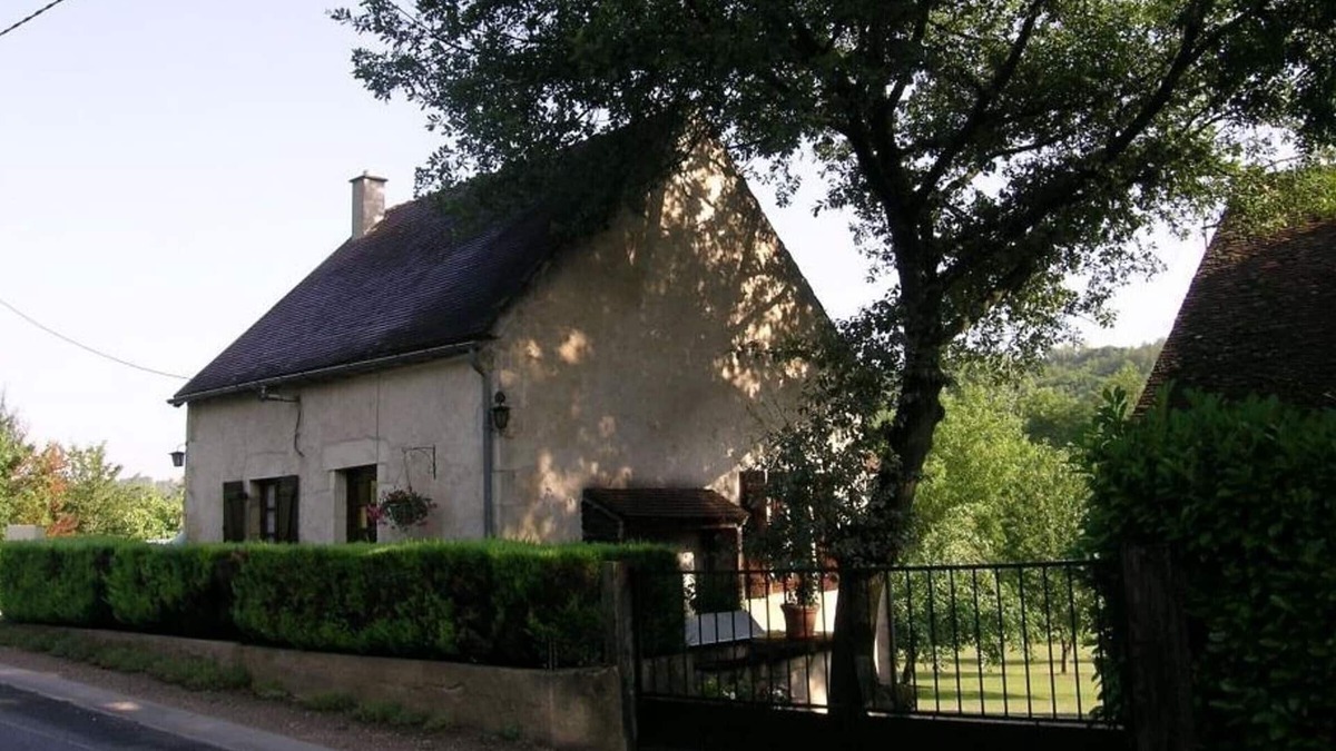 Bransat Cottage | Charming Countryside House with Garden, Fireplace, and Modern Amenities in Bransat