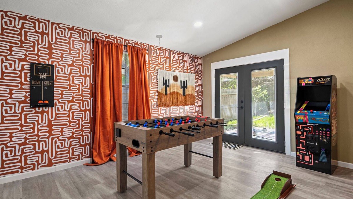 Heritage House | Charming Cowboy-themed Home - Arcade Games - 3mi to Seaworld - 6mi to AFB -