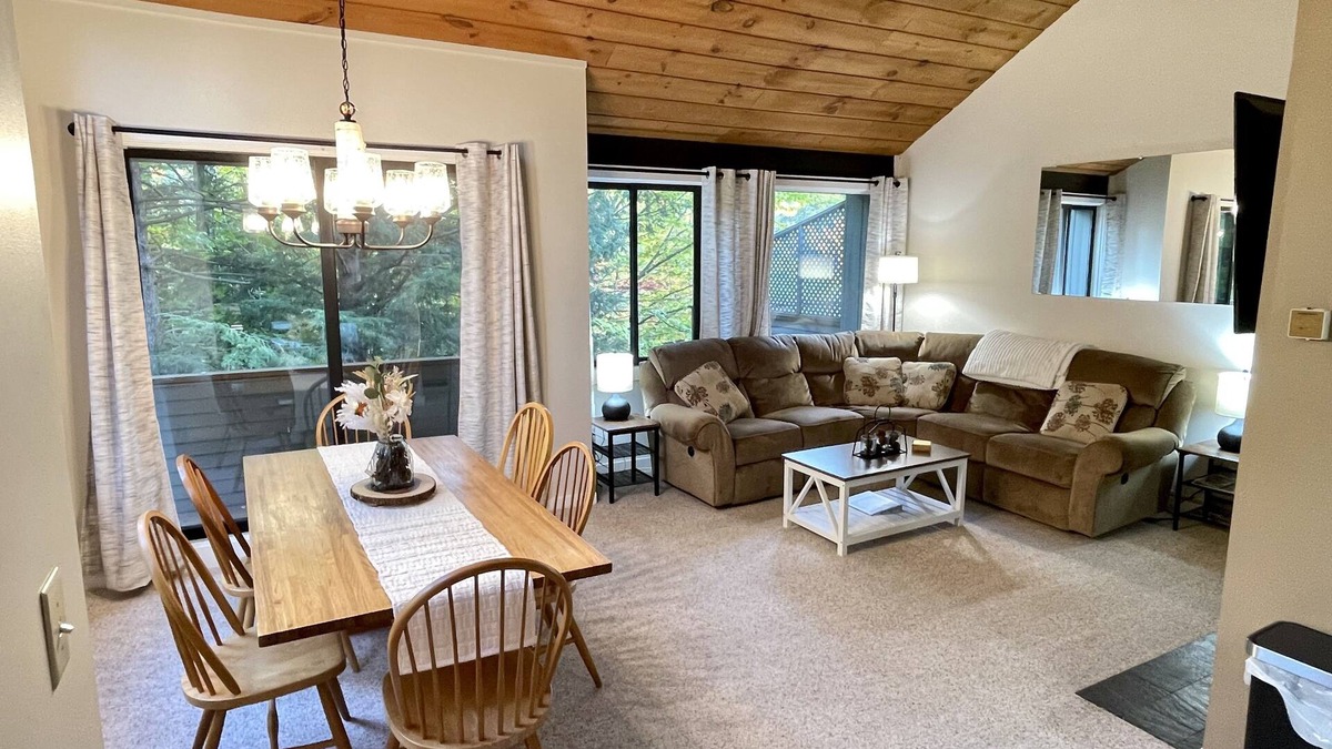 Lincoln Condo | Charming & Cozy 2BR Condo with AC & Loon Mtn Views
