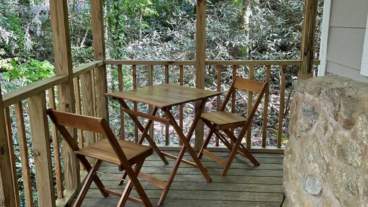 Rocky Bottom Cabin | Charming, Cozy and Creekside Sassafras Mountain Cabin Near Amazing Waterfalls