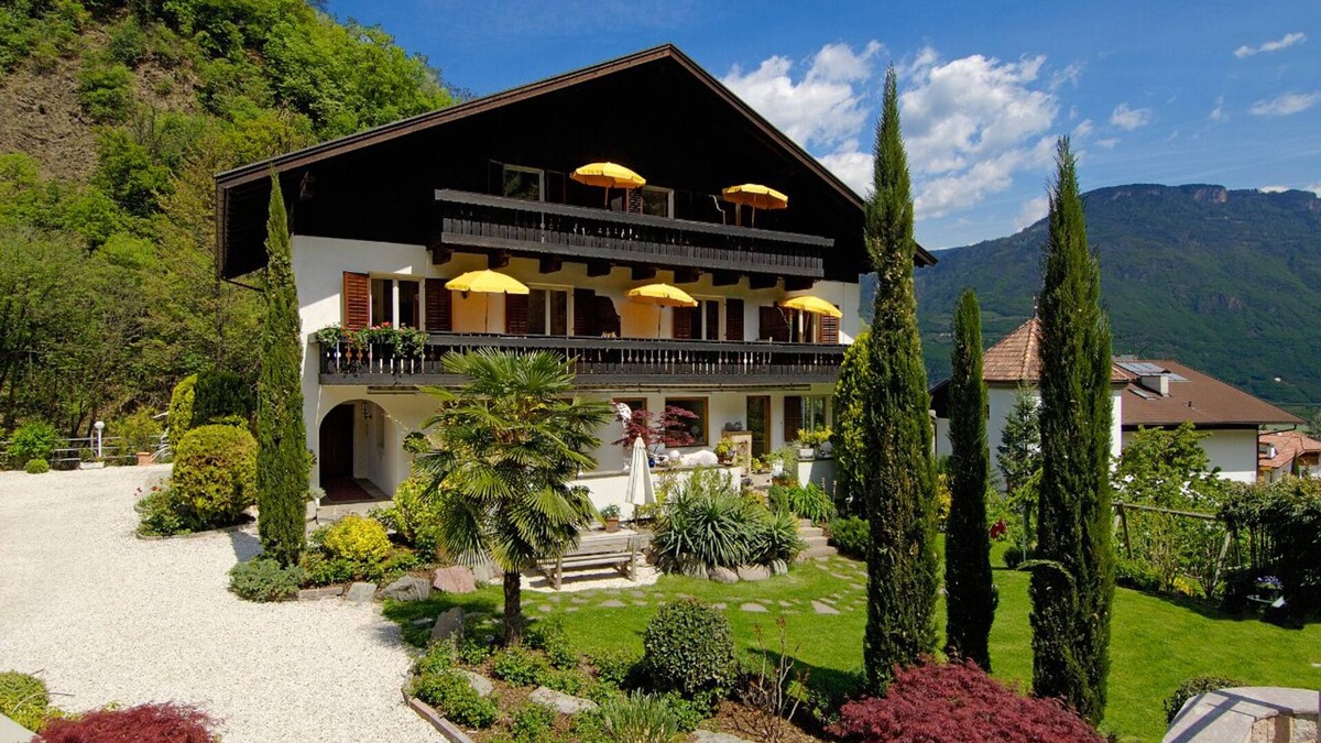 Nalles Apartment | Charming cozy apartment with mountain & forest view, only 15min. from Meran&Bozen