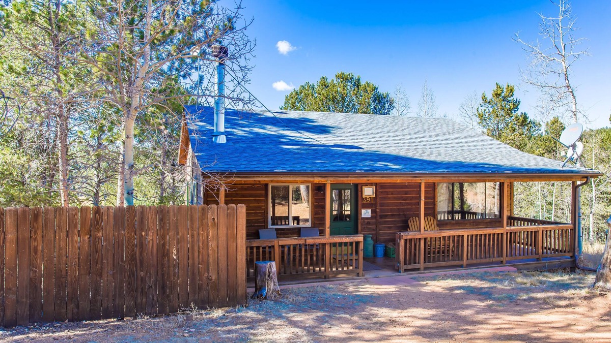 Rainbow Valley Cabin | Charming, cozy cabin in the heart of Pikes Peak country! Hot tub, gas fireplace!