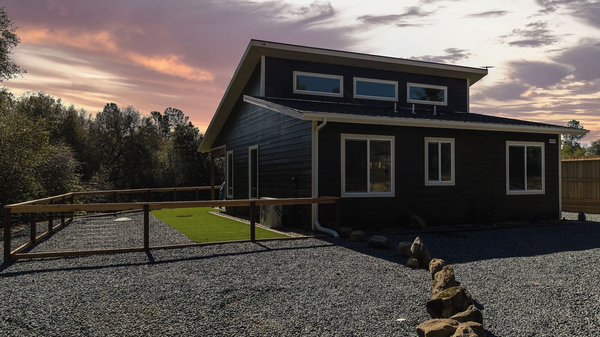 Coarsegold House | Charming Cozy Eco Hut - Serene Yosemite Escape - The Black Swan