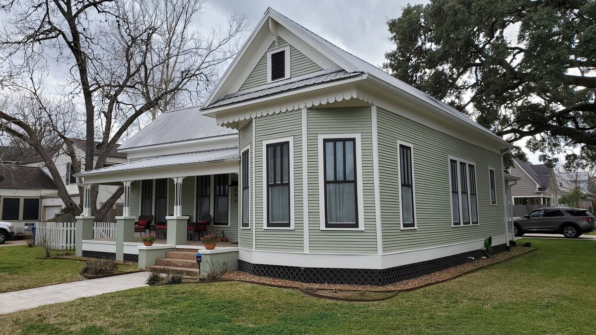 La Grange House | Charming & Cozy Victorian in Quiet Residential Setting