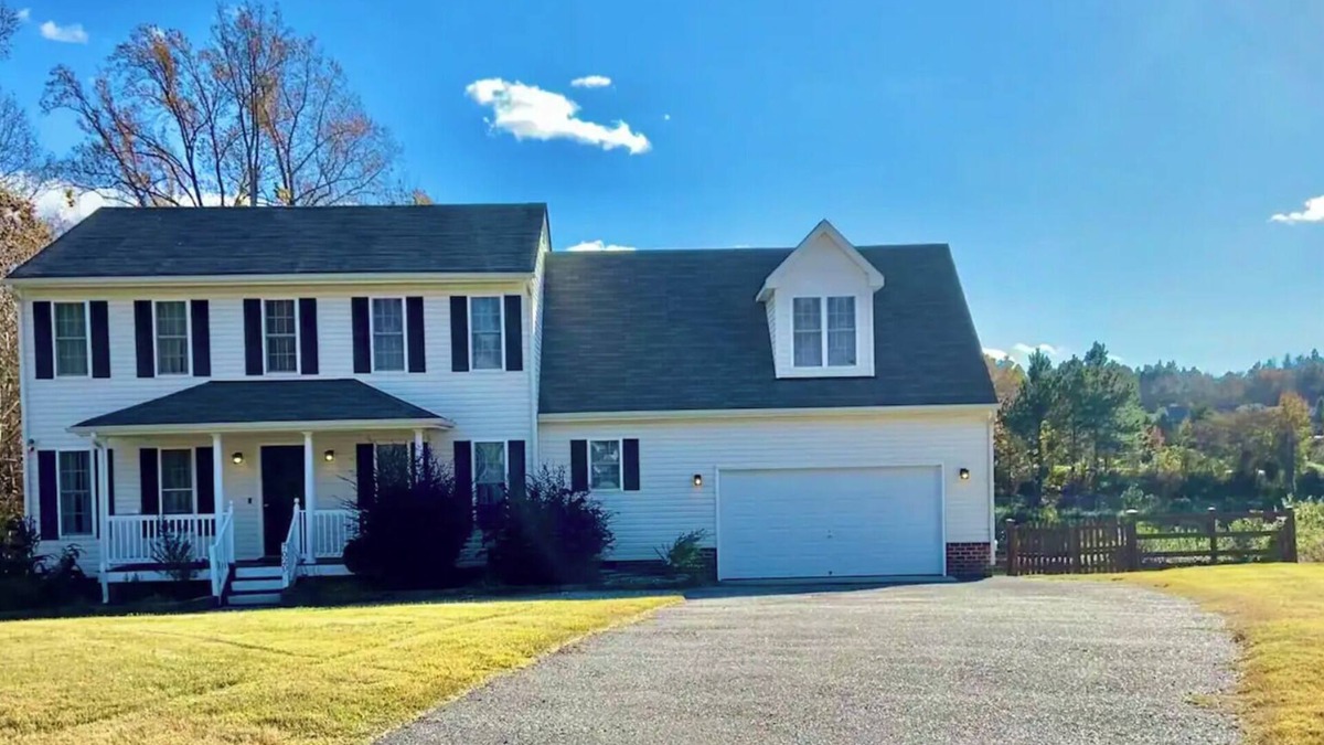 Ampthill House | Charming Cul-de-sac Retreat | Double Master + Garage + Home Office