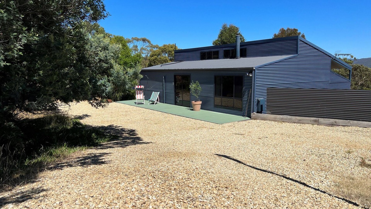 Dennes Point House | Charming Dennes Point house close to the beach