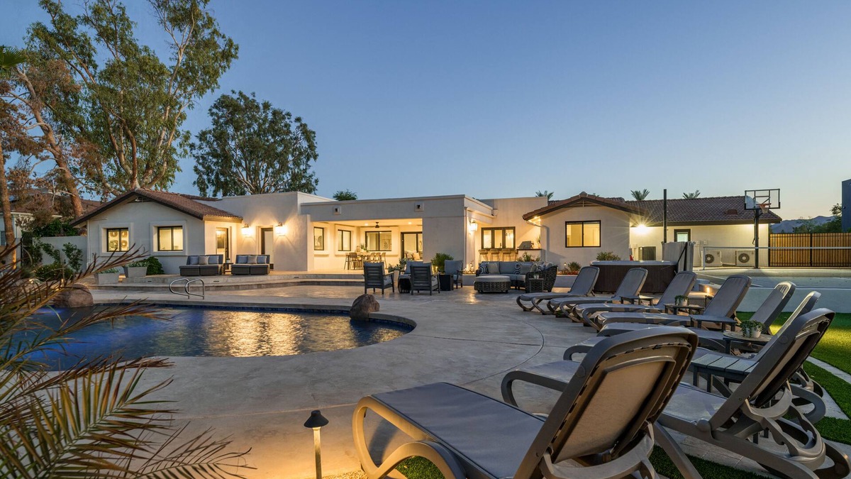 La Tierra Estates House | Charming Desert Retreat w/pickle-ball, gym, theater & more!
