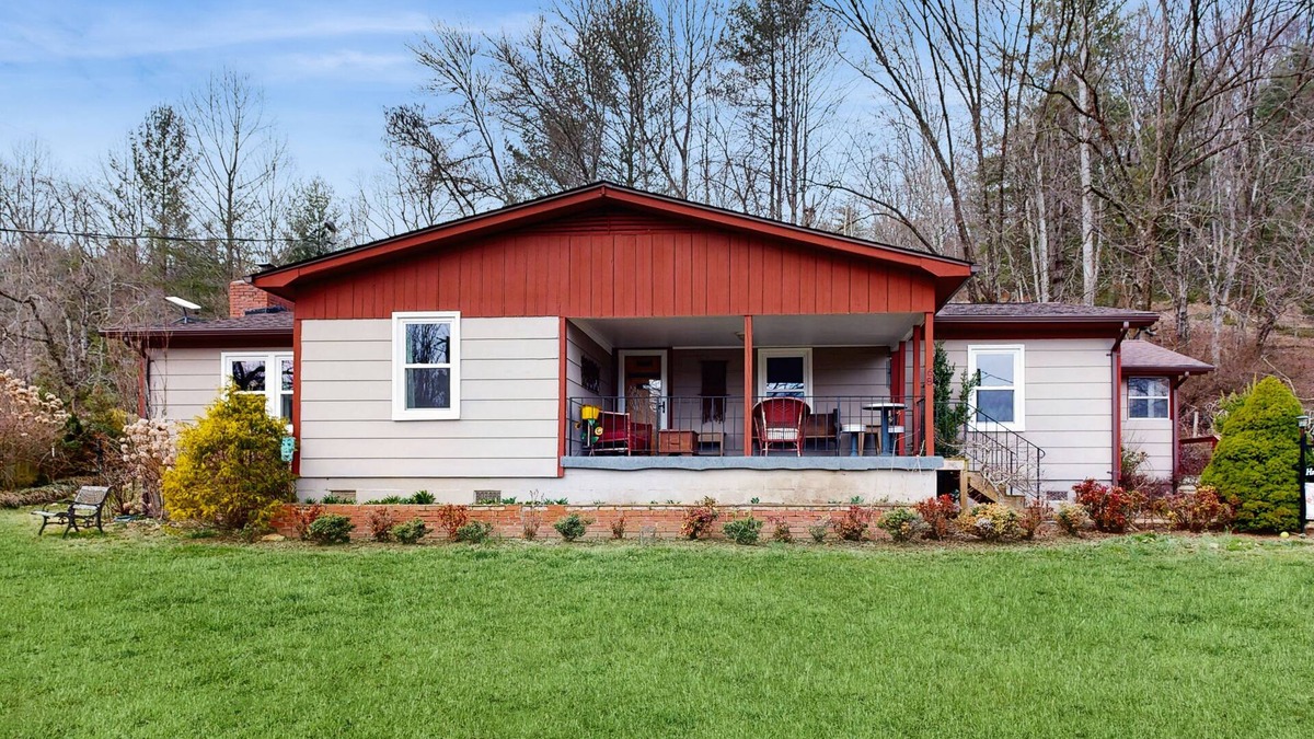 Horse Shoe House | Charming Dog-Friendly Home with Full Kitchen, Wifi and Mountain Views