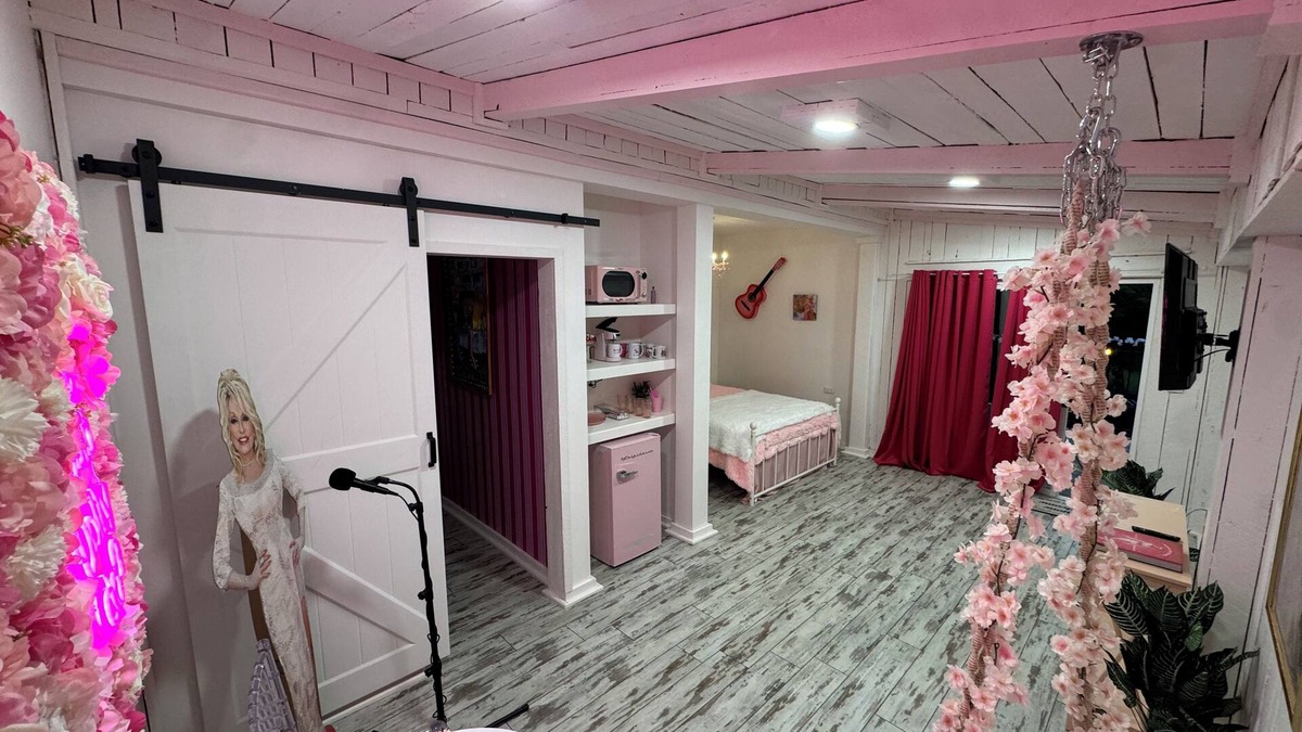 Lebanon Apartment | Charming Dolly Themed Studio on beautiful 40 Acres in Lebanon TN near Nashville