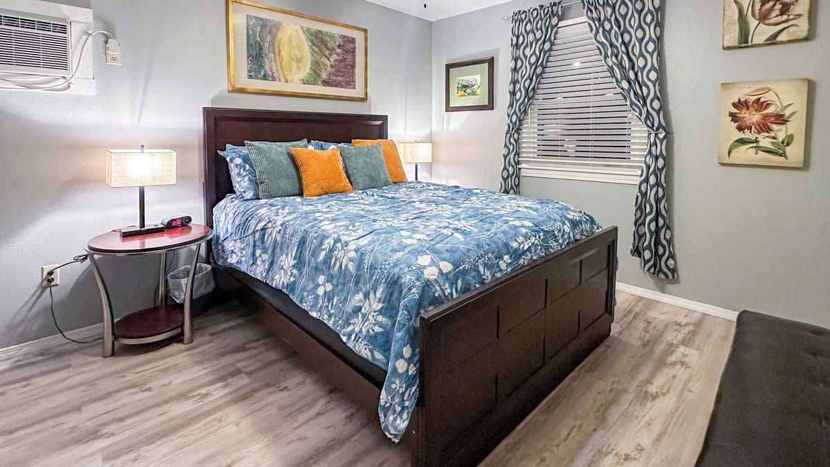 Eureka Springs Historic District Condo | Charming Downtown Eureka Springs Flat w/Parking, Full Kitchen, & Private Patio