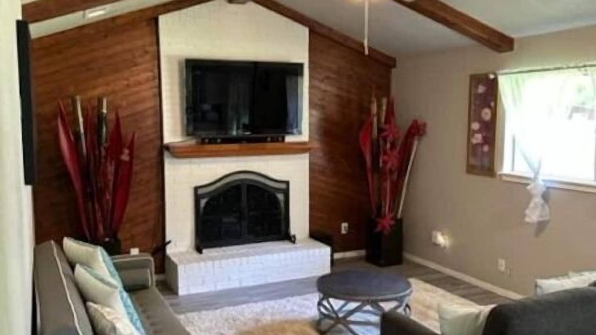 Midlothian House | Charming Downtown Home on 5th street