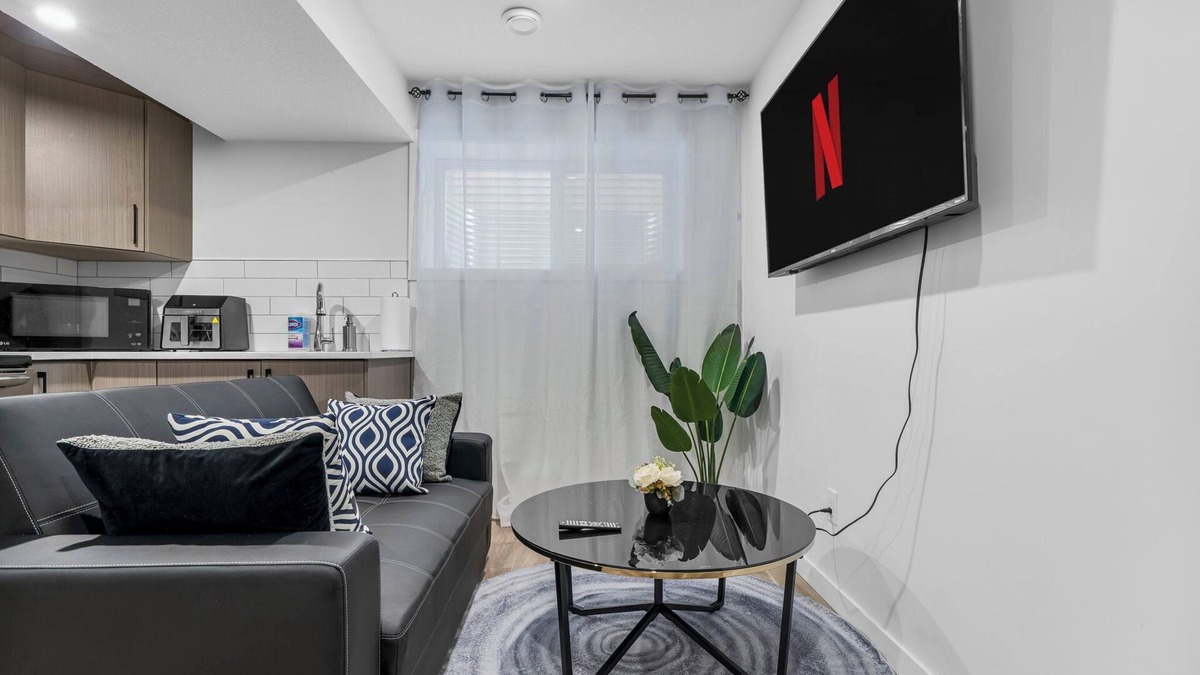 West Edmonton House | Charming Edgemont Staycation Suite near ravine with free parking, mins from WEM!