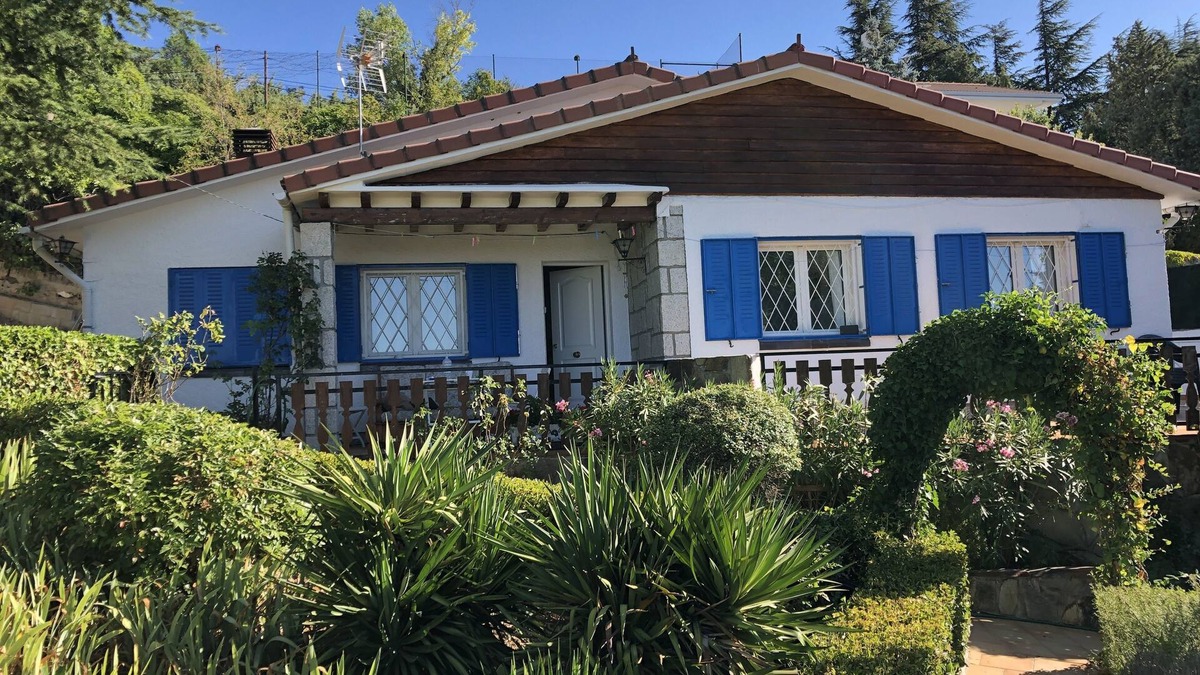 Miraflores de la Sierra Villa | Charming villa with a beautiful garden and spacious pool