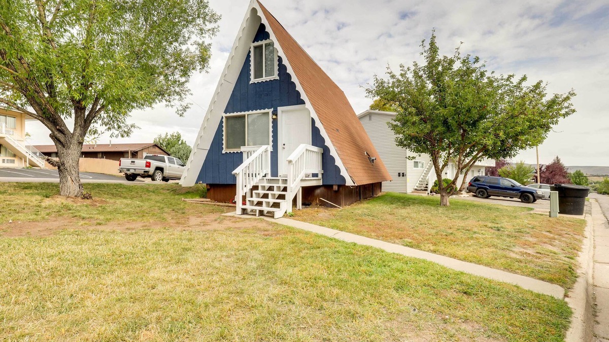 Evanston Cabin | Charming Evanston A-Frame: Dog Friendly!