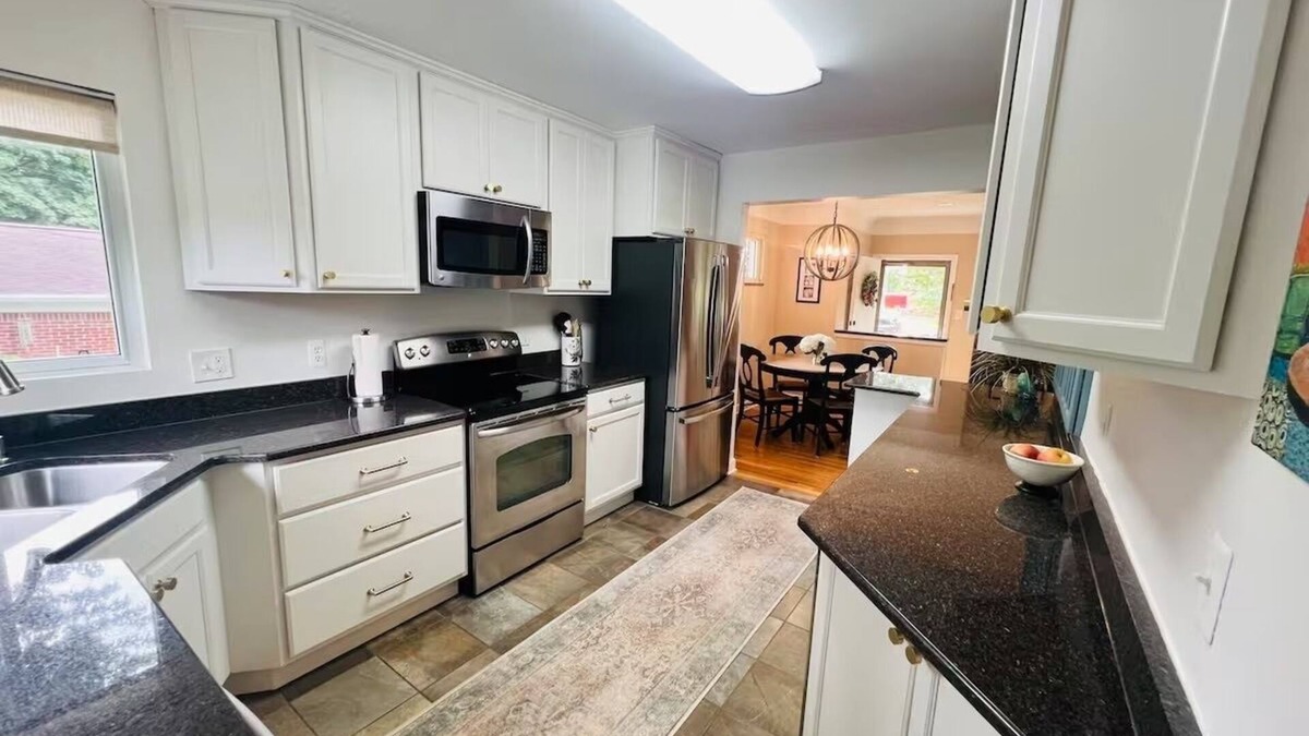 Allen House | Charming Family Friendly 3 Bedroom Home Near Stadium