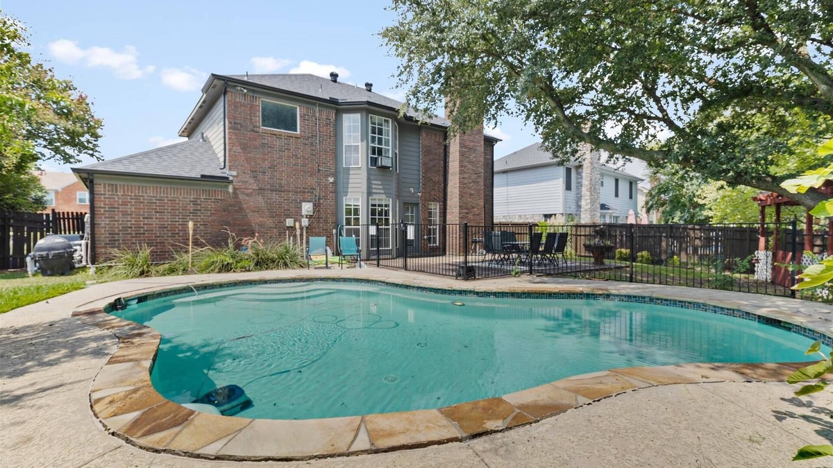 South Arlington House | Charming family home with king bed - private pool - fast wifi - ARCADE