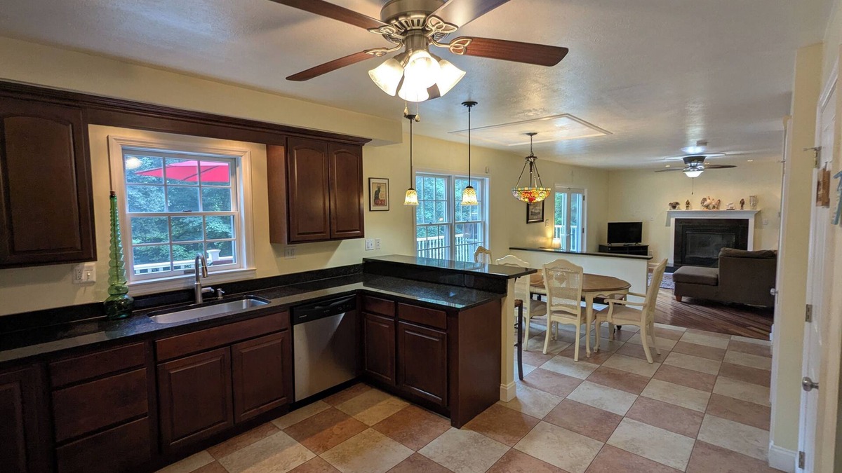Dellslow House | Charming, family-sized house in private neighborhood. 5 mins drive to downtown!