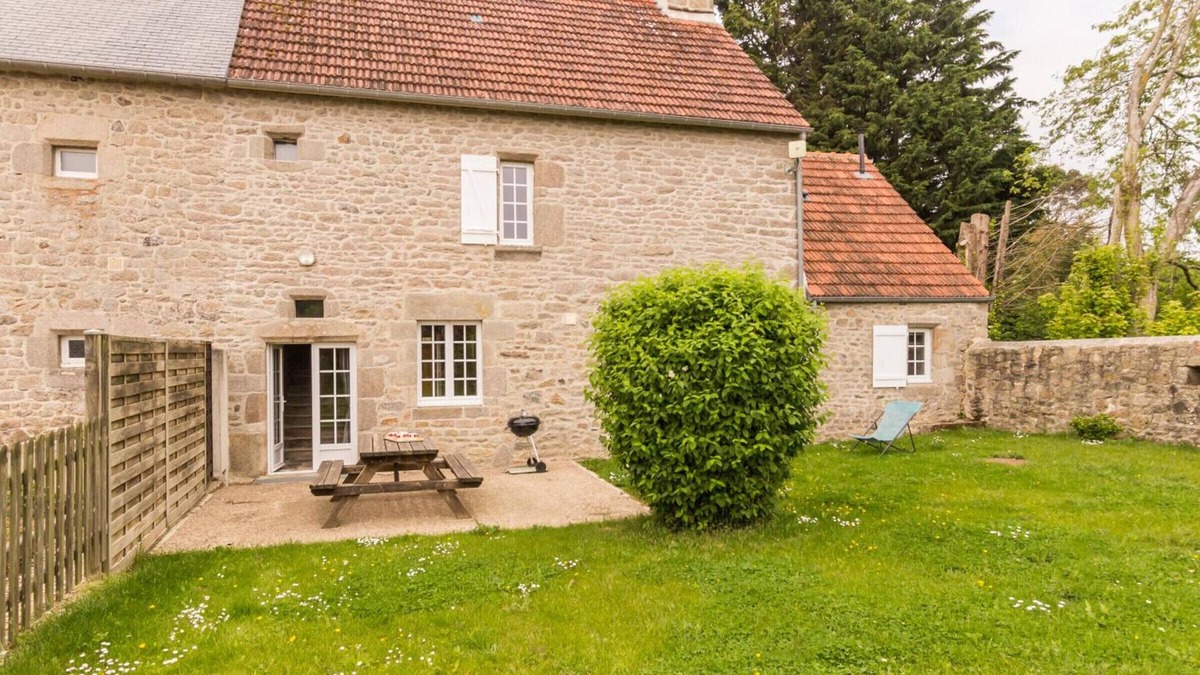 Sainte-Genevieve Cottage | Charming Farmhouse with Garden Near Barfleur - 4 Beds, Internet, Baby Equipment, Parking