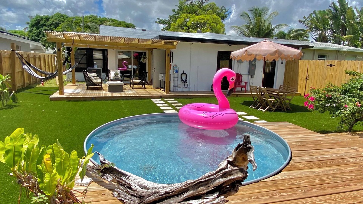 South Middle River House | Charming Farmhouse style w/cowboy pool in Fort Lauderdale
