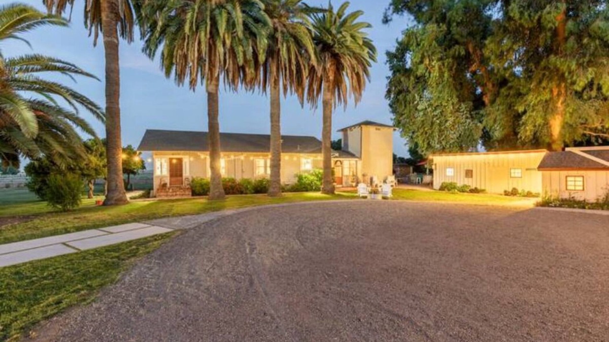 Merced County Other | Charming Farmhouse & Historic Barn Escape – Pool, Pizza Oven and Outdoor Charm