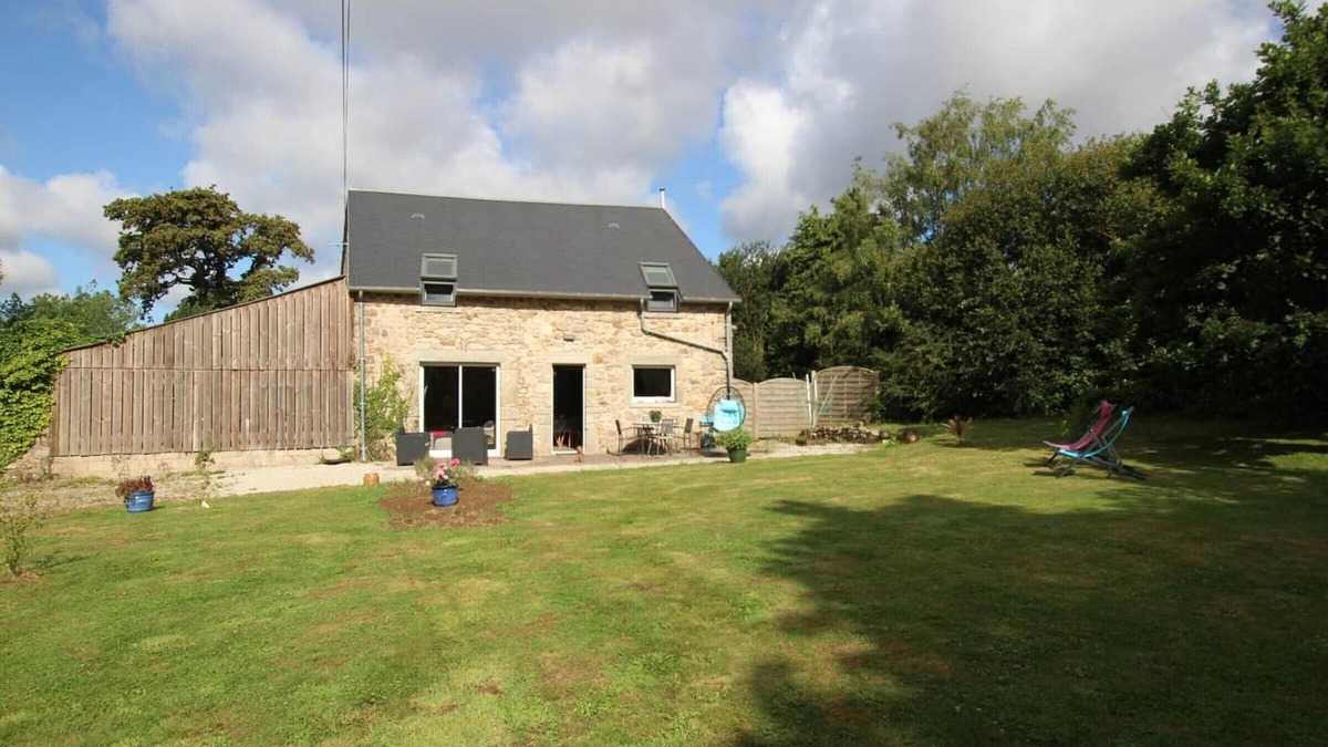 Breuville Cottage | Charming Farmhouse in Cotentin: Private Garden, Terrace, Wi-Fi, Close to Beaches and Cherbourg