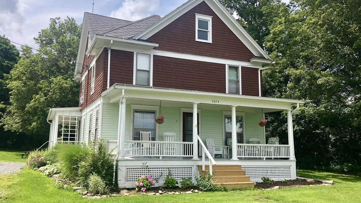 Lakemont House | Charming farmhouse on a quiet road near Seneca Lake, Glenora & Watkins Glen ❤️