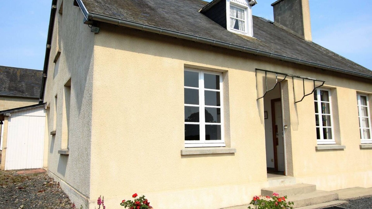 Berigny Cottage | Charming Farmhouse: Spacious Rooms, Petanque, BBQ, Near Forest, Fishing, Optional Heating/Sheets