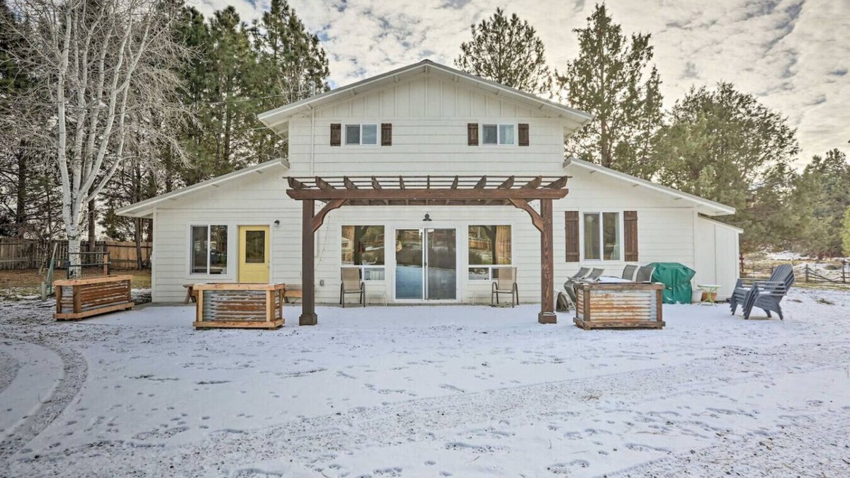 Bend House | Charming Farmhouse Stay - Hot Tub & Dog Friendly!