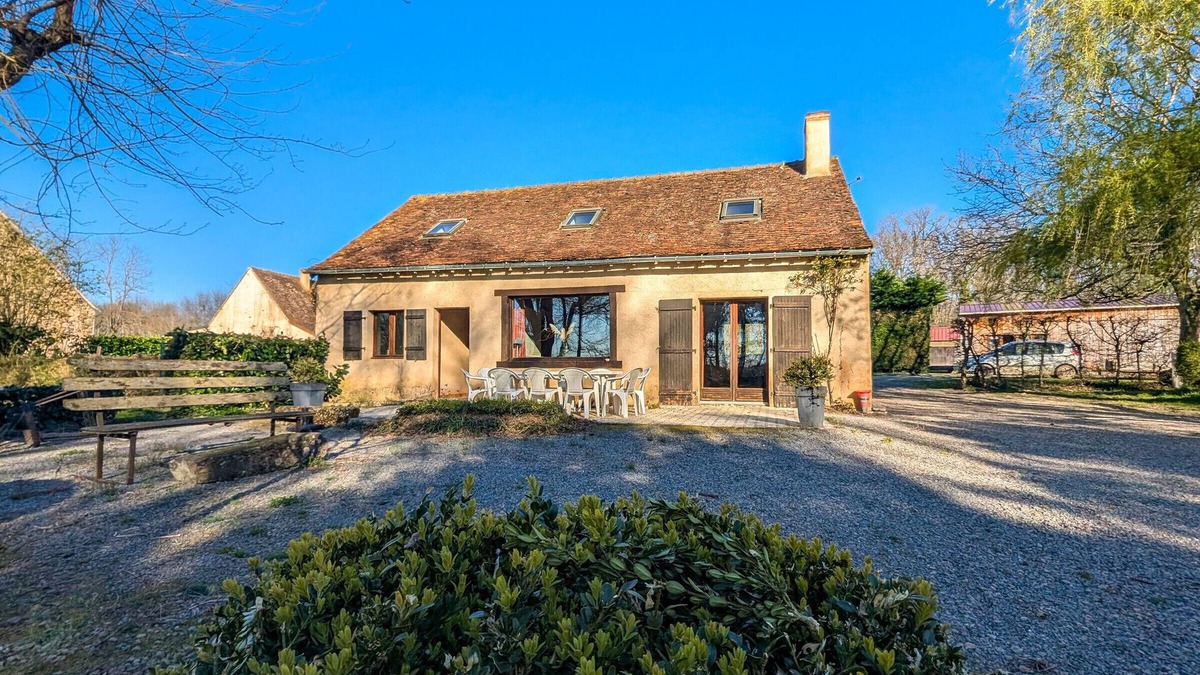 Mouhers Cottage | Charming Farmhouse with Pool, Sports Facilities & Scenic Views in Mouhers, France