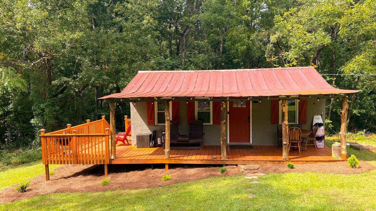 Lilburn Cabin | Charming Fishing Cabin w/lake view near Stone Mountain