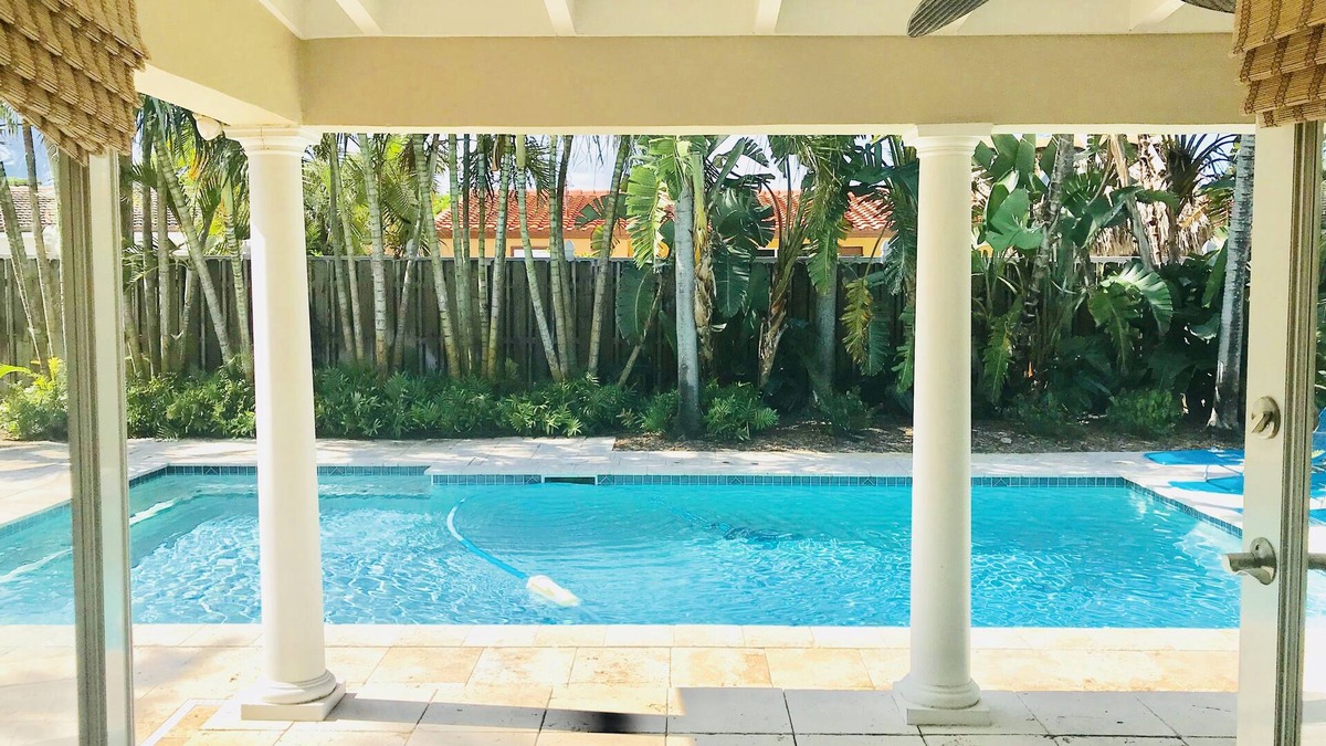 Coral Ridge Isles House | Charming Floridian Home with pool located close to Lauderdale by the Sea.