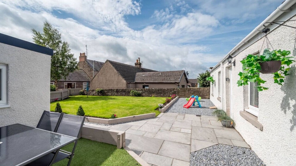 Forfar House | Charming Forfar House + Hot Tub