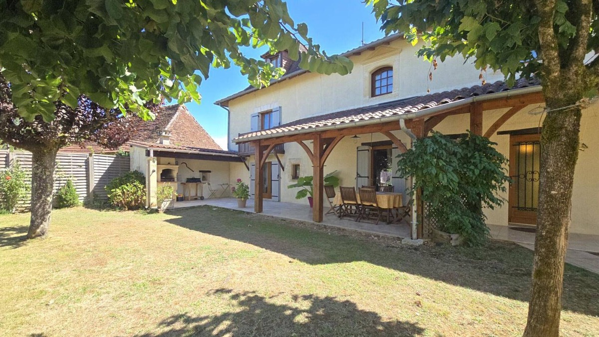 Blis-et-Born Cottage | Charming Village House with Fireplace, Wi-Fi & Bikes Close to Périgueux