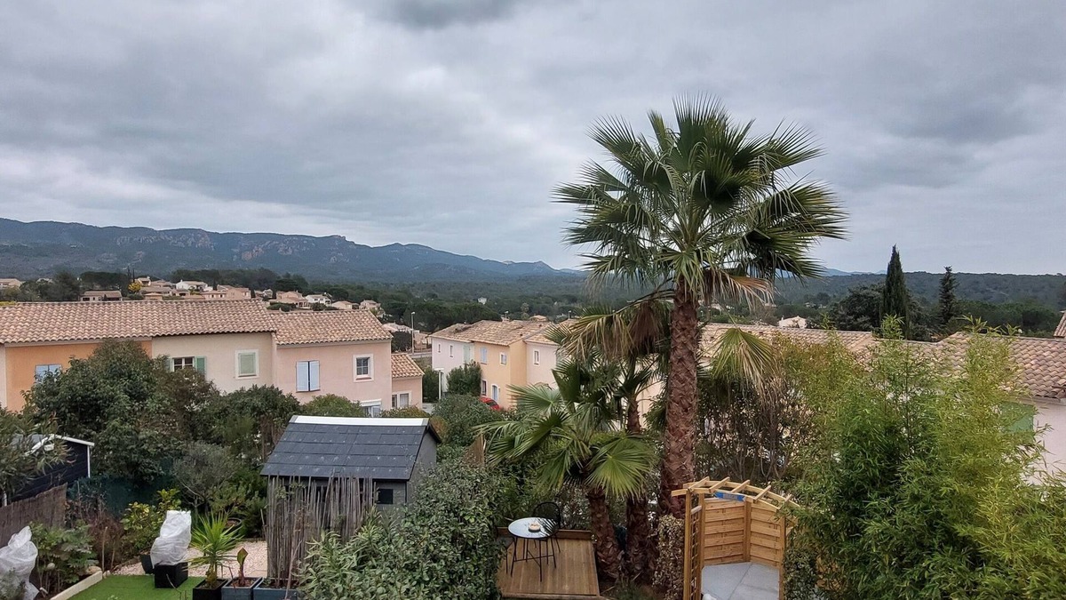 La Bouverie House | Charming atypical house, sleeps 4, with garden