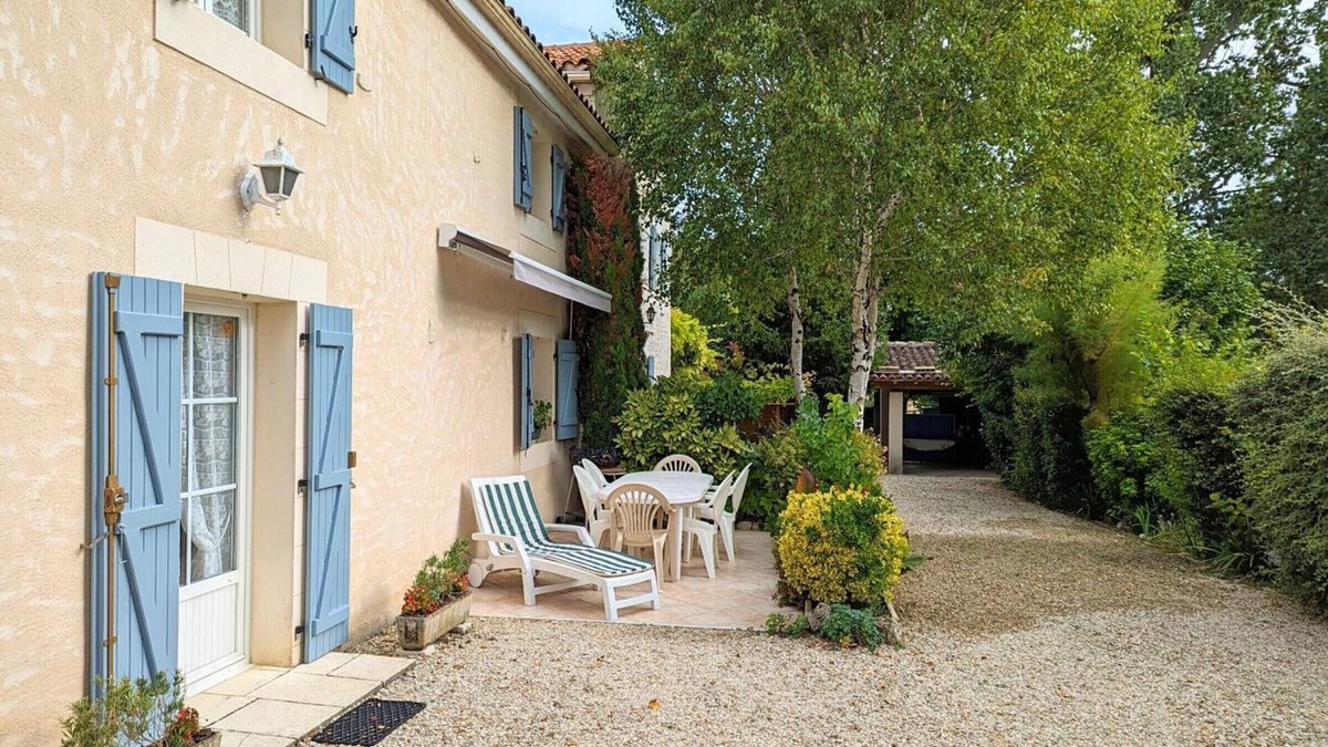 Saint-Genis-d'Hiersac Cottage | Charming riverside home with WiFi, bikes, and more – sleeps 7, near Charente