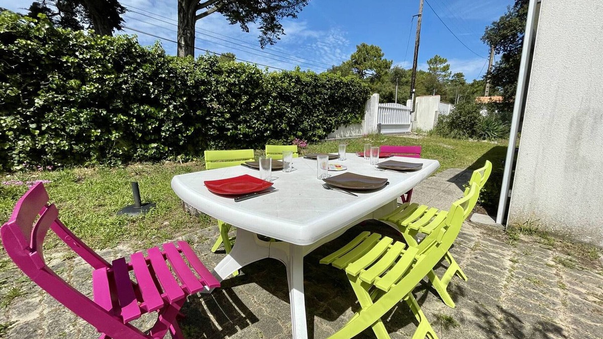 Domino House | Charming 2-Bedroom House Near Domino Beach with Garden, Parking, and Free WiFi