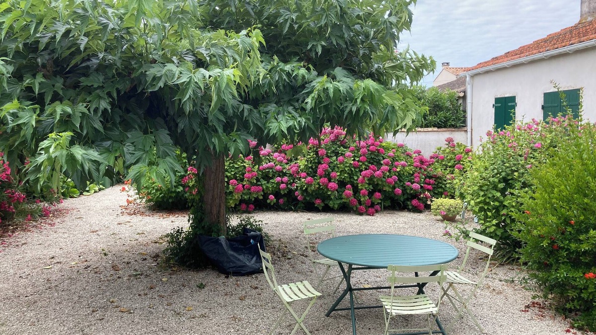 L'Echardiere House | Charming old renovated house, 500 m from the sea, in a typical village