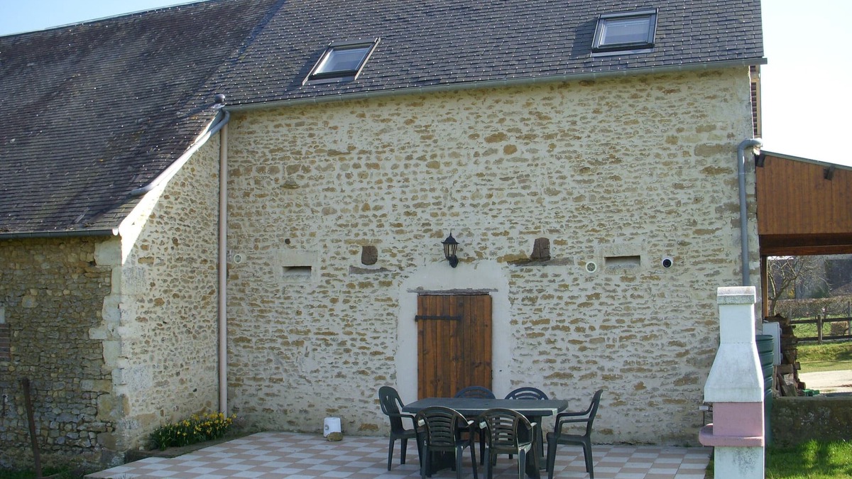 Bures Cottage | Charming fully equipped rural gite with shared heated summer pool (WiFi ext)