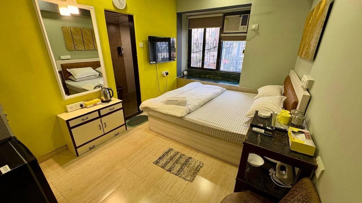Bandra West Apartment | Charming Fully Furnished Studio at Hill Road, Bandra West.