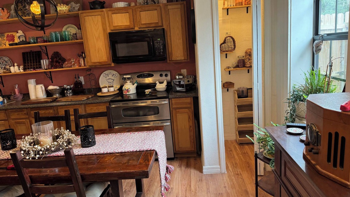 Palatka Cottage | Charming furnished artist country cottage with WiFi and AC in Palatka.