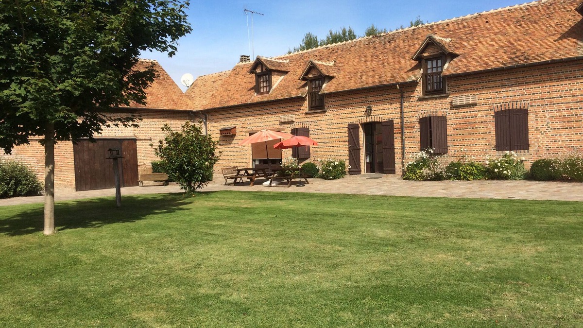 La Ferte-Saint-Aubin Cottage | Charming gîte on a farm in the heart of natureShared pool in summer