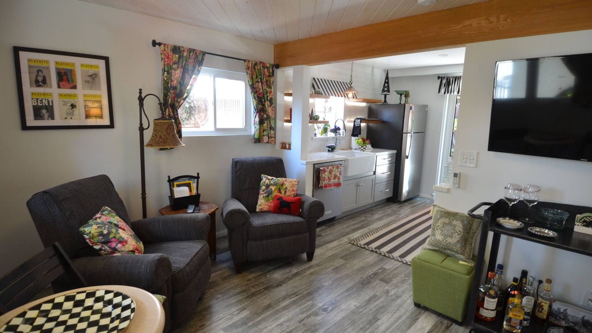 Belmont Heights Apartment | Charming garden Hideaway apartment in Belmont Heights. Abundant outdoor seating.