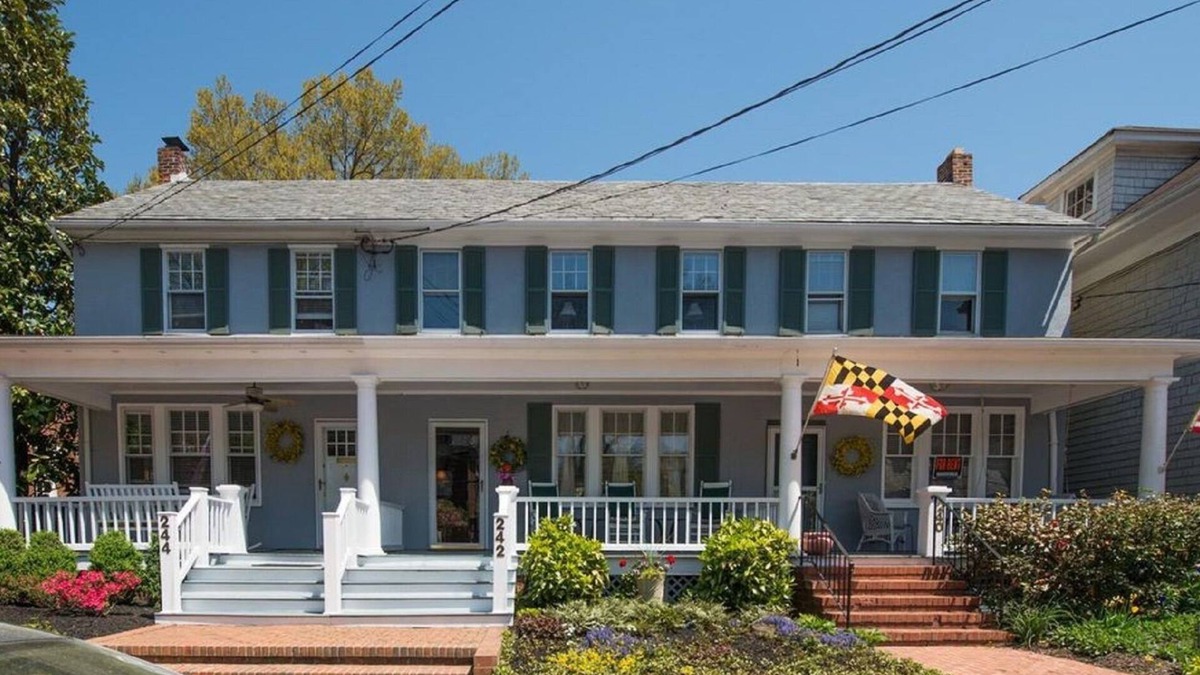Historic District House | Charming garden row home, easy 4 block walk to the heart of Annapolis.