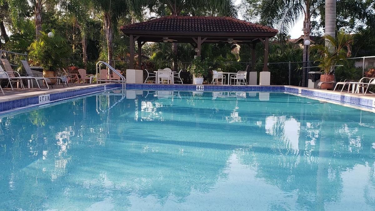 Villas House | Charming Gated Community, Walk to Bell Tower, Near Beach. 3-Month Min Stay